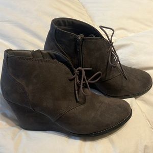 Women’s size 10 Grey wedge boots